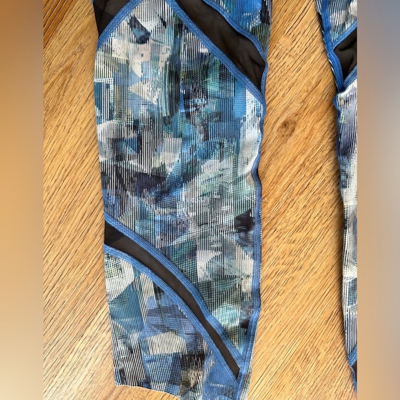 Lululemon On Pace Crop in Sun Dazed Multi Blue, size 6 - Picture 4 of 6